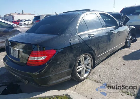 2013 Mercedes-Benz C 250 Luxury/Sport z USA, uszkodzony, nr VIN WDDGF4HBXDR298820